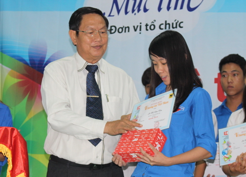 Đồng chí Lê Văn Tâm - Phó Chủ tịch UBND thành phố trao học bổng cho các em học sinh